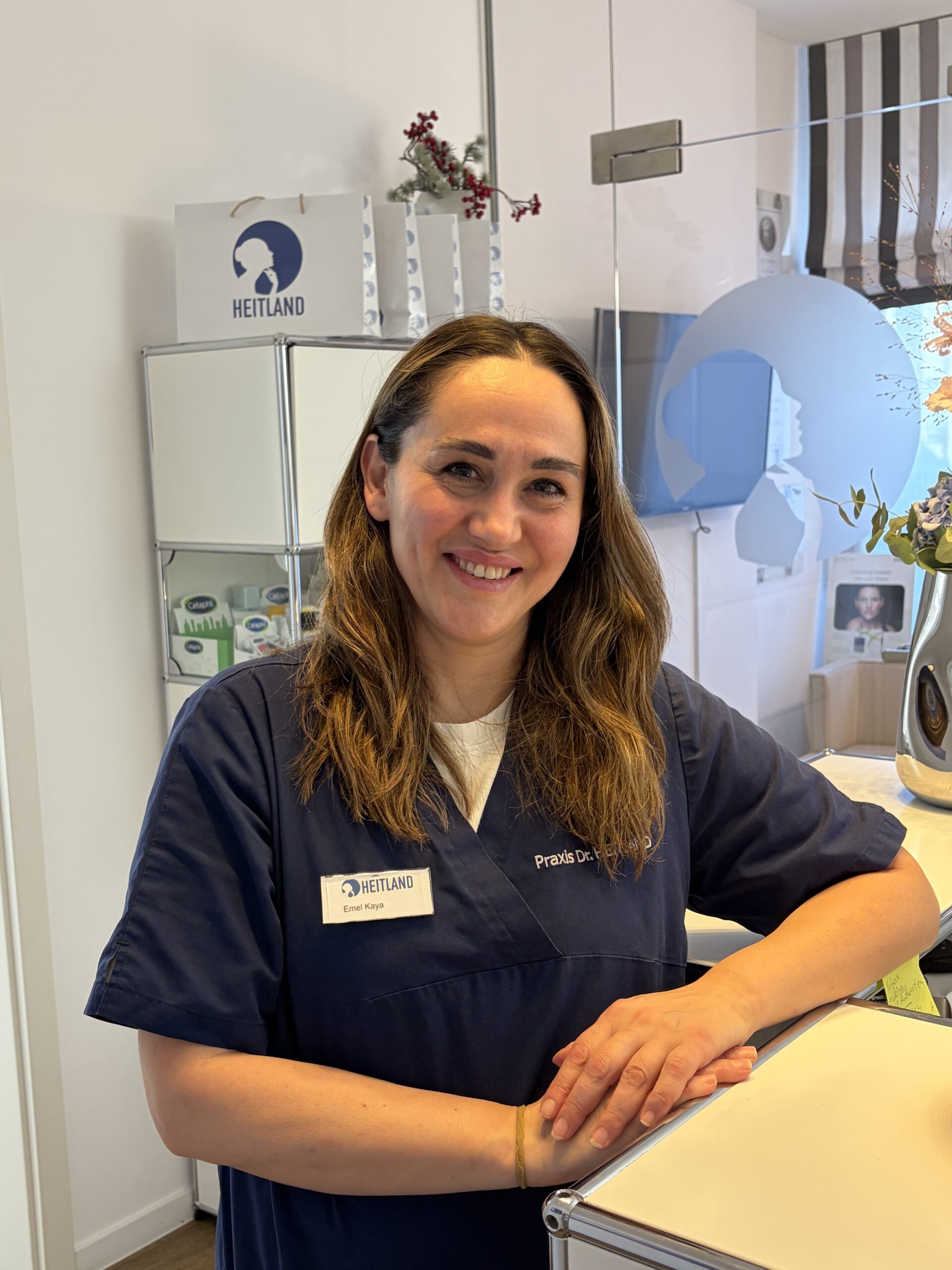 Emel, Rezeption, Assistenz, MFA und - Immer für Sie da – Praxis Dr. Heitland München
